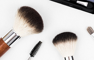 彩妝工具可能傷害皮膚，經?；瘖y要注重保養肌膚？