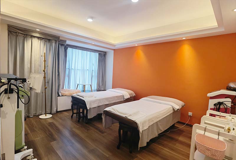 吸黑頭美容儀器是如何使用的？美容儀器吸黑頭對皮膚有傷害嗎？